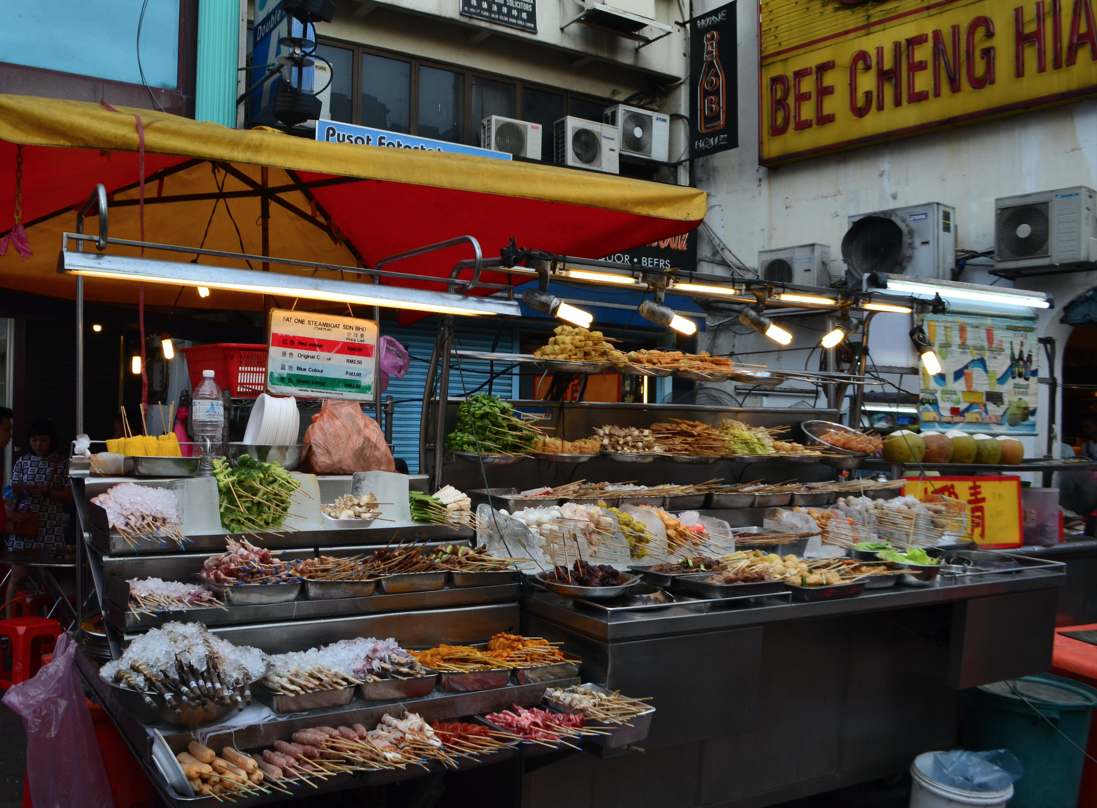 Satay, chilisaus, putu bambu en eten op de ramadanmarkt